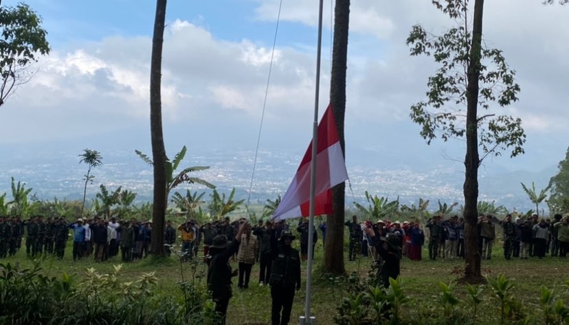 Pengibaran bendera dalam rangka memperingati Hari Kemerdekaan Indonesia ke-78 di Lereng Hutan Gunung Pucung, Kota Batu (Foto: Lalu Theo/Ngopibareng.id)