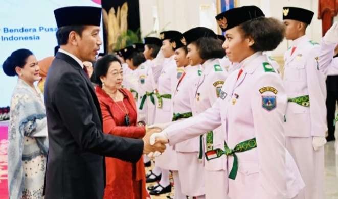 Presiden Joko Widodo menyapa 76 anggota Paskibraka dari 38 propinsi di Indonesia yang akan bertugas pada upacara di Halaman Istana Merdeka pada pagi ini. (Foto: Setpres)