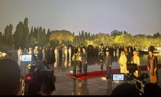 Presiden Joko Widodo memimpin renungan suci di Taman Makam Pahlawan Nasional Kalibata. (Foto: Setpres)