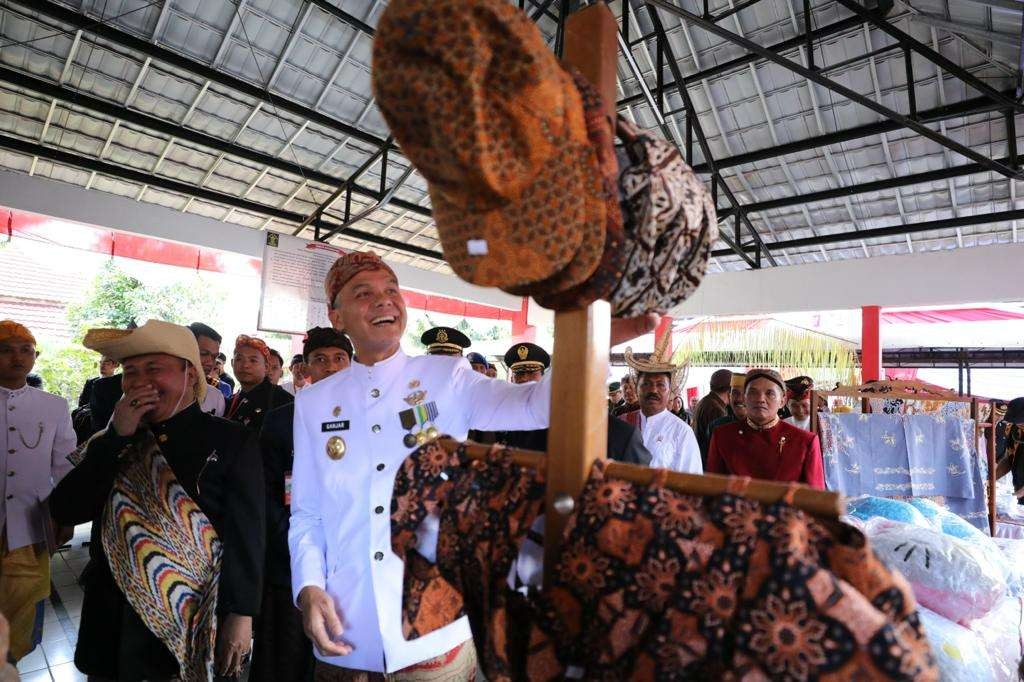 Gubernur Jawa Tengah Ganjar Pranowo saat melihat hasil karya warga binaan Lapas Kedungpane, Kota Semarang. (Foto: Humas Pemprov Jateng)