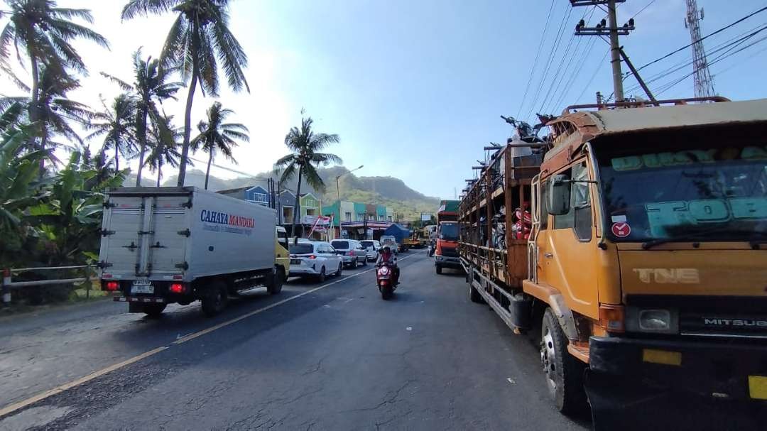 Antrean truk logistik yang terjadi di dekat Terminal Sritanjung beberapa  hari lalu (Foto: Muh Hujaini/Ngopibareng.id)