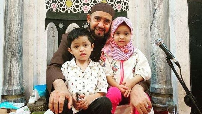 Habib Syech bin Abdul Qodir Assegaf bersama dua cucunya.(Foto: dok/ngopibareng.id)