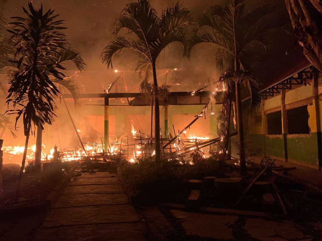 Kondisi kantin SMP Negeri 1 Modo Lamongan, saat terbakar.  (Foto : Istimewa)