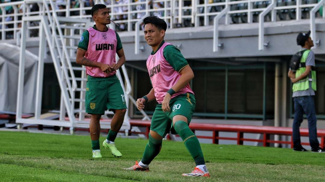 Striker Persebaya, Wildan Ramdhani tampil sebagai pemain inti melawan PSM Makassar di Stadion Gelora Bung Tomo, Surabaya, Jumat 18 Agustus 2023. (Foto: Fariz Yarbo/Ngopibareng.id)