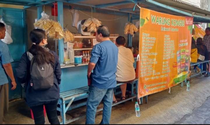 Warung Kongde, menunya nyeleh bikin banyak orang penasaran dan ingin mencicipi. (Foto:: Asmanu Sudharso/Ngopibareng.id) orang penasaran yeleneh
