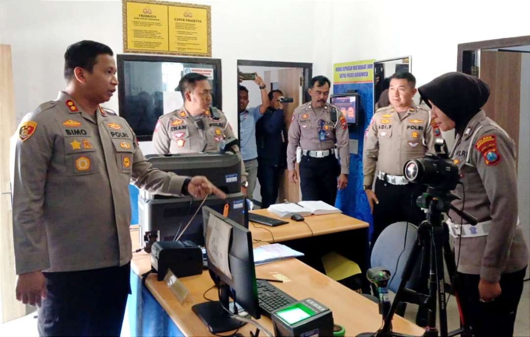 Kapolres AKBP Bimo Ariyanto mengecek ruangan pemotretan pembuatan SIM di kantor Satlantas Polres Bondowoso. (Foto: Guido/Ngopibareng.id)