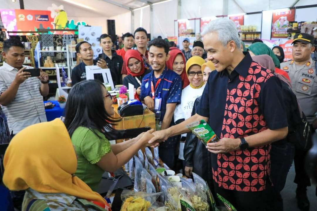 Gubernur Jawa Tengah Ganjar Pranowo saat mengunjungi pameran UMKM HUT ke-78 Jateng yang digelar di Brebes, Sabtu 19 Agustus 2023. (Foto: Humas Pemprov Jateng)