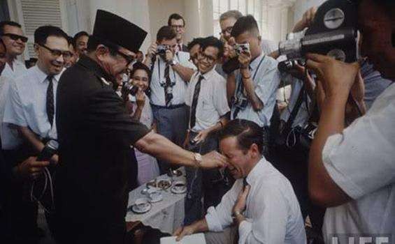 Bung Karno dan jurnalis asing, penuh keakraban. (Foto: sejarah indonesia)