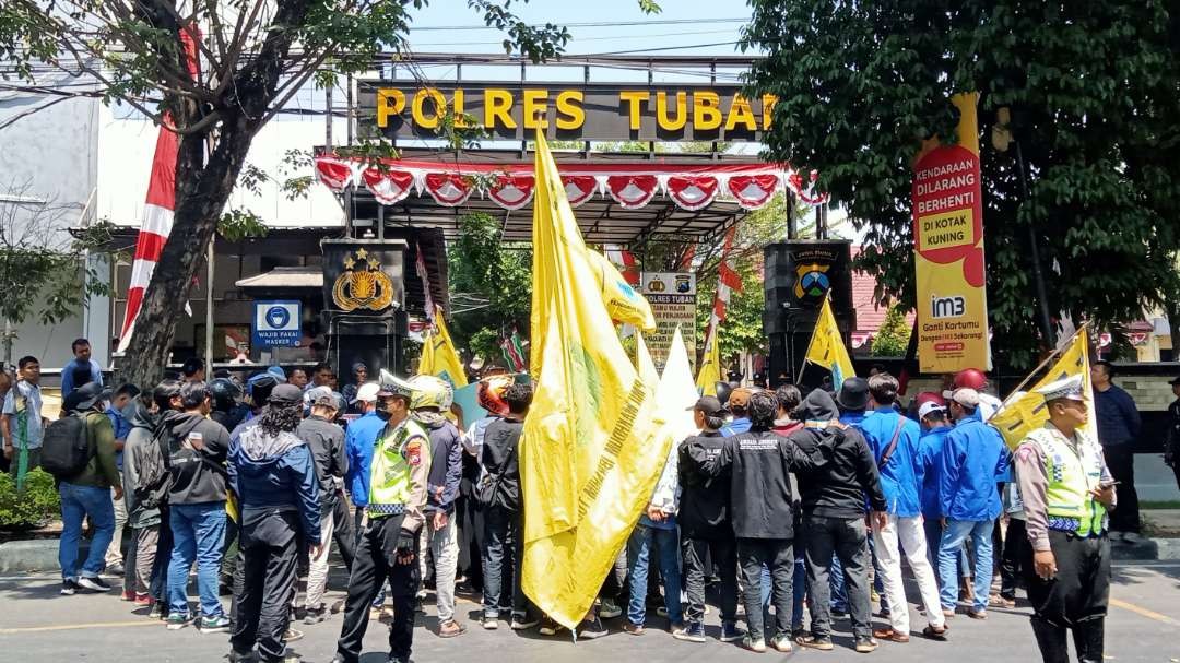 Puluhan aktivis PMII Tuban melakukan aksi demonstrasi di depan Mapolres Tuban. (Foto: Khoirul Huda/Ngopibareng.id)