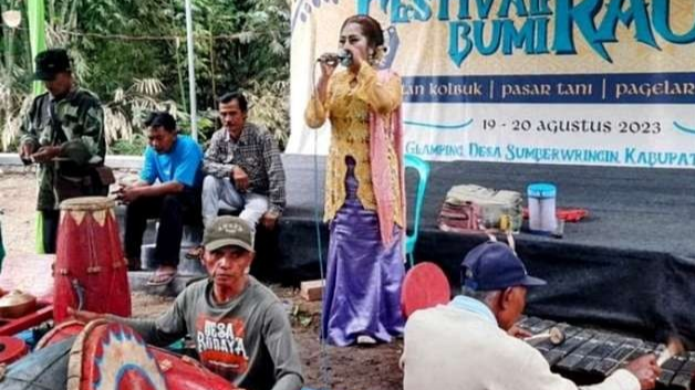 Kesenian lokal Desa/Kecamatan Sumberwringin Bondowoso bagian prosesi tradisi Rokat Nyonteng Kolbuk.(Foto: Disparbudpora Bondowoso)
