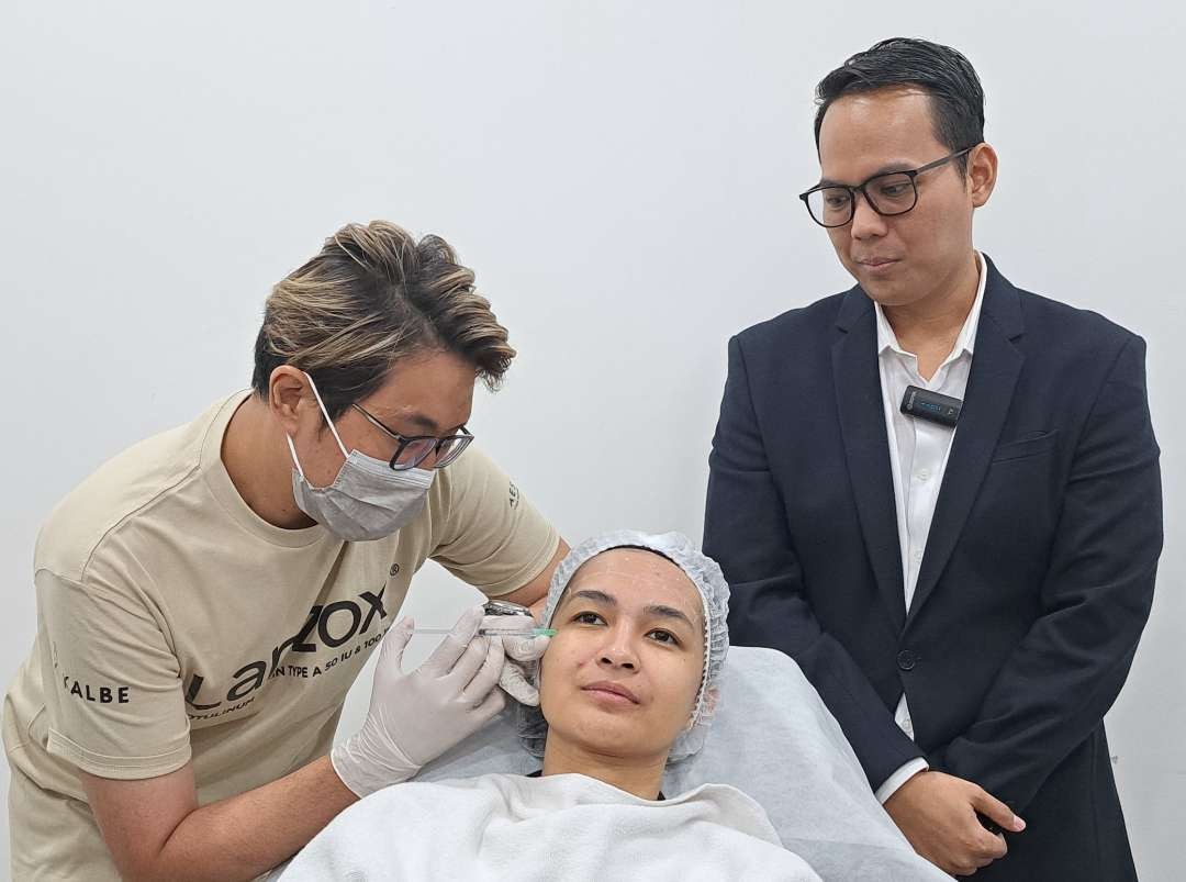 Dokter Daniel dan Dokter Dwi dari Facena Clinic saat melakukan prosedur botox yang memiliki klaim halal. (Foto: Pita Sari/Ngopibareng.id)