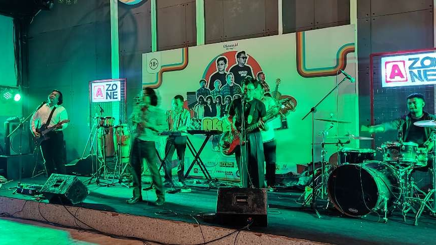 Penampilan tiga grup band lokal Kediri di Homely Koffe dinantikan pecinta musik. (Foto: Fendi Lesmana/ngopobareng.id)
