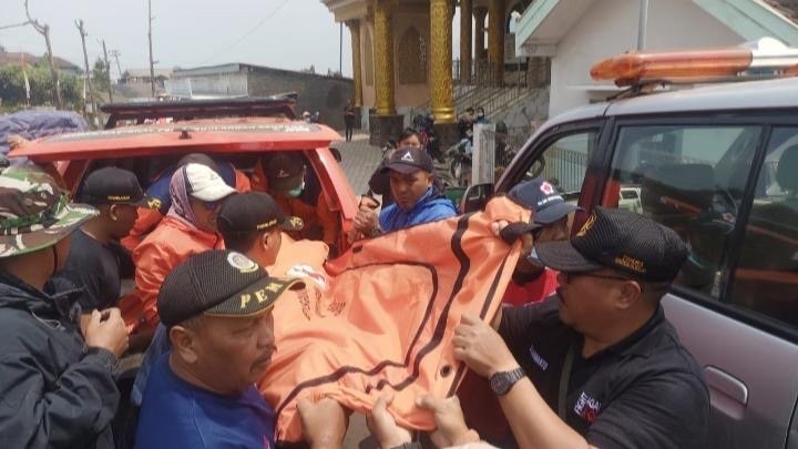 Proses evakuasi jenazah pendaki yang meninggal di Pos 2 Gunung Arjuno (Foto: BPBD Kota Batu)