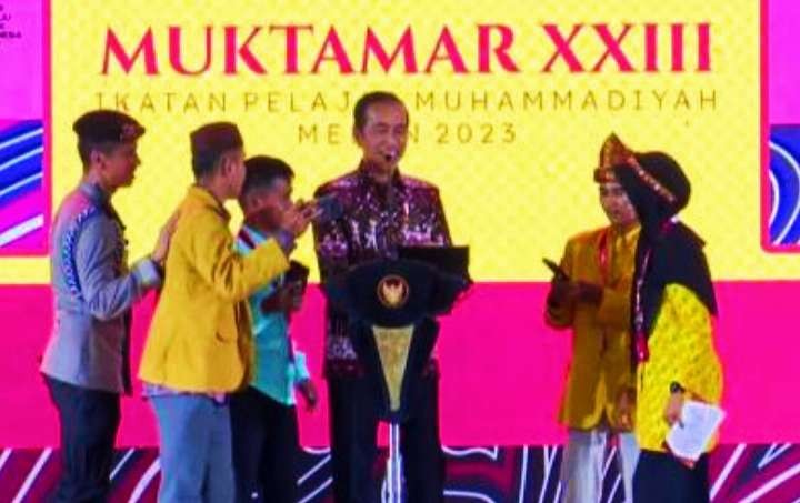 Presiden Jokowi main tebak-tebakan warna rambut pada pembukaan Muktamar Ikatan Pelajar Muhammadiyah di Deliserdang (foto: BPMI Setpres)