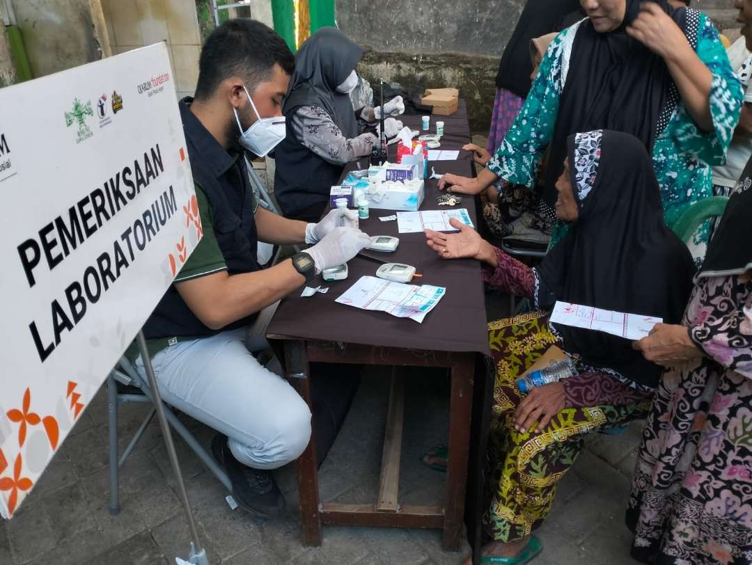 Para lansia mengikuti pemeriksaan kesehatan gratis yang diadakan Pondok Pesantren Tahsinul Akhlaq Bahrul Ulum, Rangkah, Surabaya, menggandeng Djarum Foundation. (Foto: Ist)