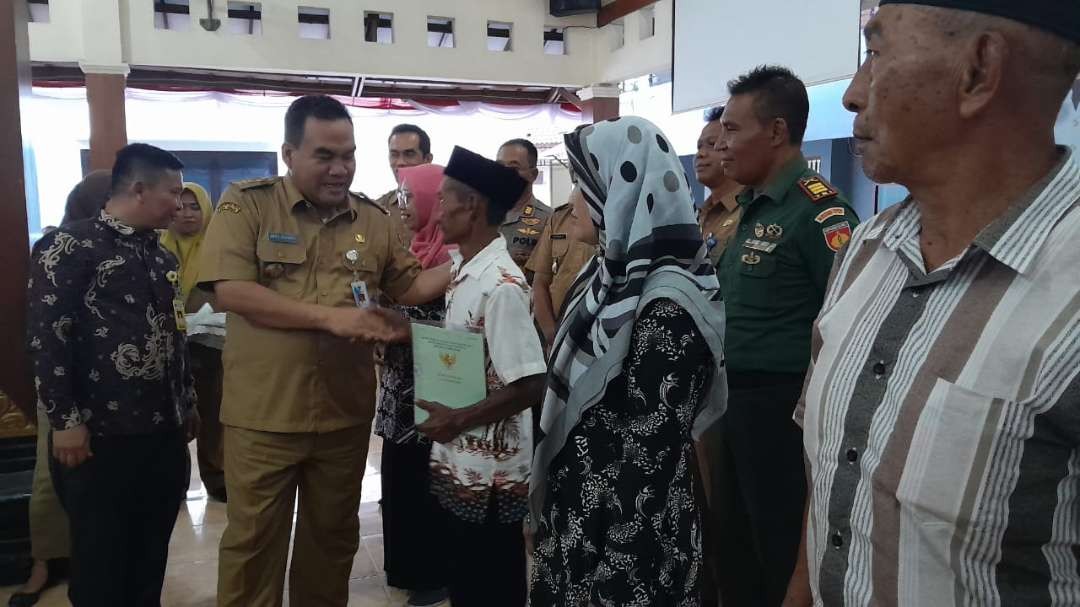 Bupati Blora serahkan sertifikat HGB kepada warga di Kecamatan Cepu. (Foto: Ist)