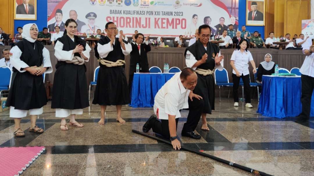 Ketum KONI Pusat, Marciano Norman (putih) saat membuka gelaran BK PON Shironji Kempo di Graha ITS, Surabaya, Senin 21 Agustus 2023. (Foto: Fariz Yarbo/Ngopibareng.id)
