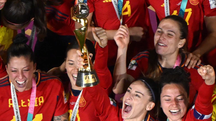Timnas Spanyol mengangkat trofi Piala Dunia Wanita FIFA 2023. (Foto: FIFA)