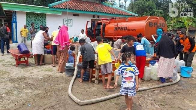 BPBD Kabupaten memasok air bersih untuk warga. (Foto: Ant)