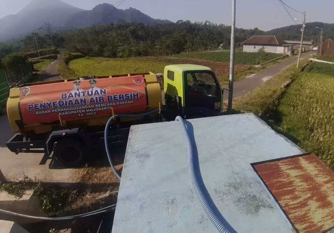 Penyaluran bantuan air bersih Pemkab Mojokerto. (Foto: dokumen BPBD Kabupaten Mojokerto)