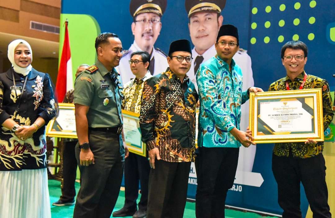 Bupati Ahmad Muhdlor Ali menyerahkan penghargaan kepada salah satu perusahaan di Sidoarjo. (Foto: Aini Arifin/Ngopibareng.id)