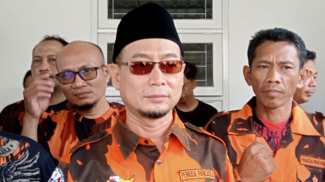 Ketua MPC Pemuda Pancasila Kabupaten Tuban, Mukaffi Makki didampingi para kader. (Foto:;Khoirul Huda/Ngopibareng.id)