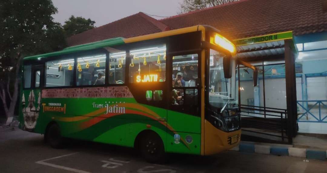 Bus Trans Jatim mengambil penumpang dari terminal Kertajaya Mojokerto. (Foto: Deni Lukmantara/Ngopibareng.id)