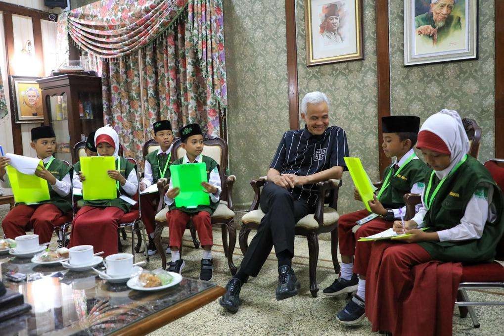 Gubernur Jawa Tengah Ganjar Pranowo menerima kunjungan tujuh siswa madrasah ibtidaiyah (MI) Ma’arif, yang ingin mewawancarai di rumah dinasnya, Senin 21 Agustus 2023.(Foto: istimewa)