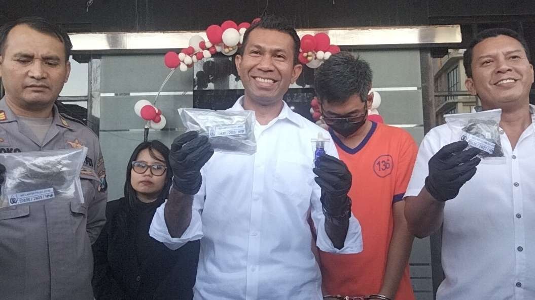 Wakasat Resnarkoba Polrestabes Surabaya, Kompol Fadilah Panara (tengah) mengungkap kasus narkoba dengan modus liquid vape. (Foto: Istimewa)