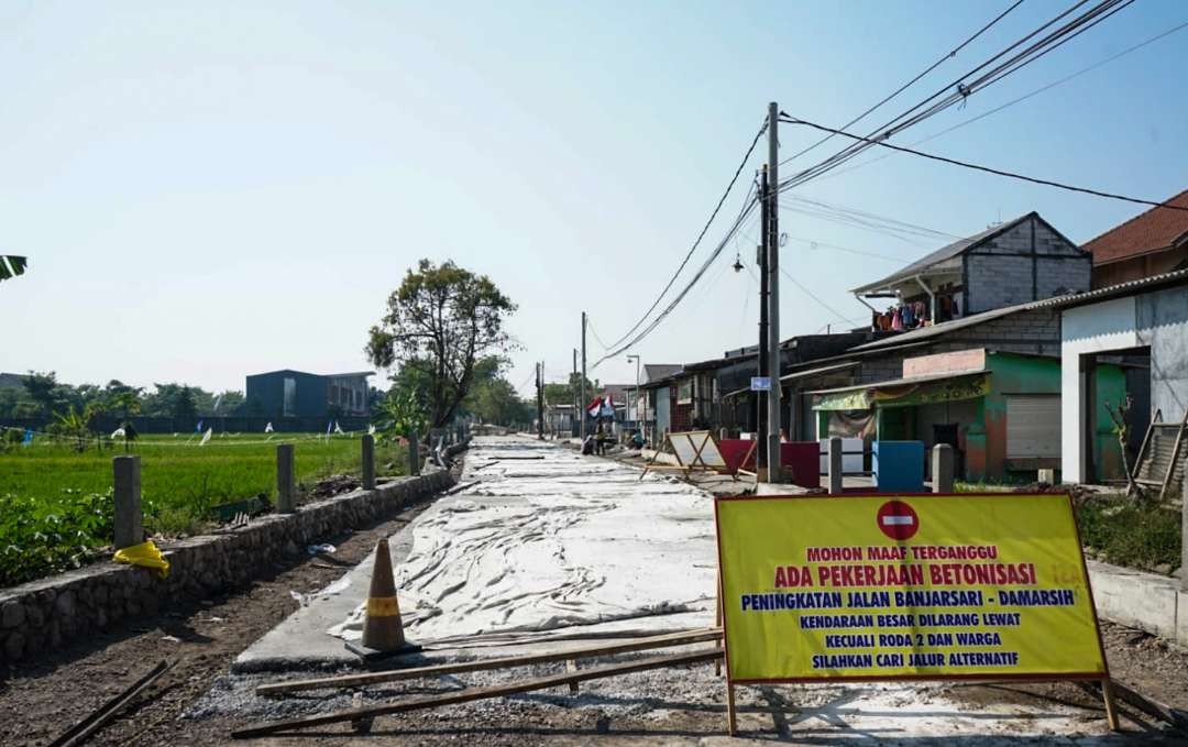Proyek betonisasi jalan Banjarsari-Damarsi ditutup, masuki tahap pengecoran. (Foto: Aini Arifin/Ngopibareng.id)