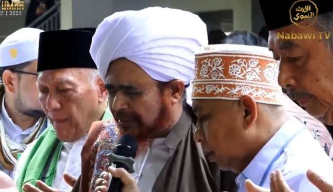 Habib Umar bin Hafidz, didampingi KH Abdul Hakim Mahfudz. (Foto: adi/ngopibareng.id)