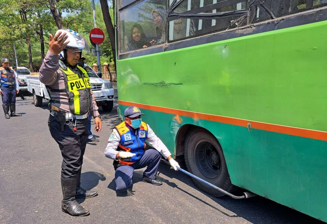 Dishub Kota Surabaya saat memeriksa kelayakan emisi gas bus hijau. (Foto: Pita Sari/Ngopibareng.id)