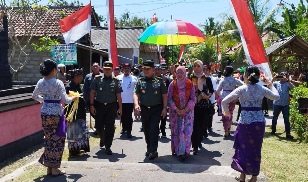 KSAD Jenderal TNi Dudung Abdurachman disambut tarian Bali di Kampung Pancasila Desa Patoman, Kecamatan Blimbingsari, Banyuwangi, Jawa Timur. (Foto: Muh Hujaini/Ngopibareng.id)