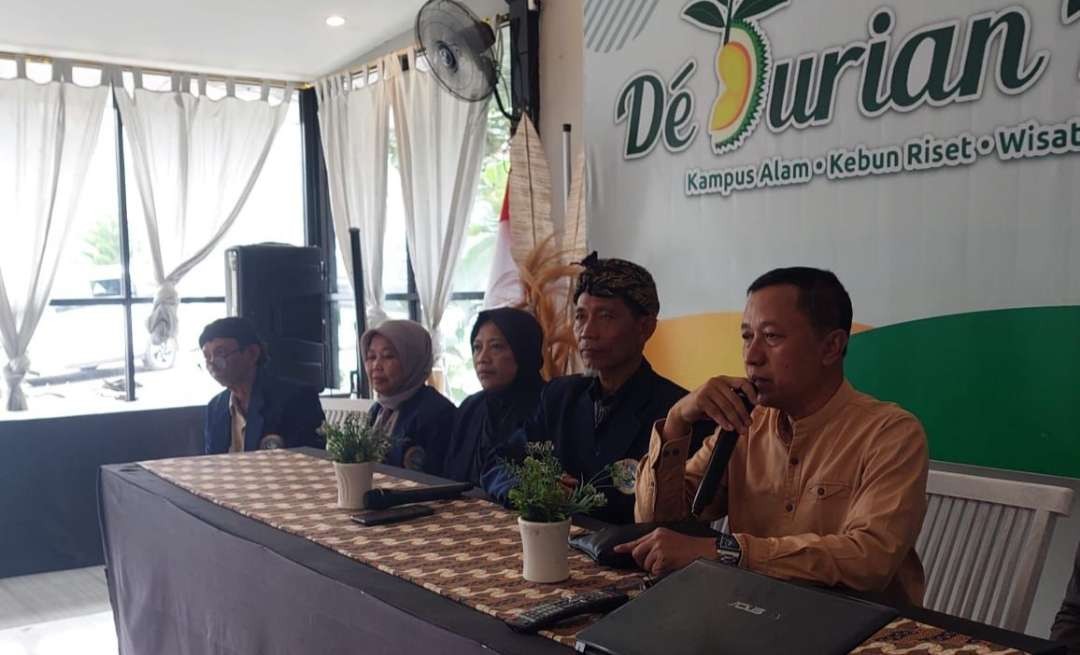 Puluhan mahasiswa Universitas Airlangga Surabaya, merdeka belajar selama 4 bulan di Kebun Riset DeDurian Park dan Wonosalam City Park. (Foto: Adi/Ngopibareng.id)