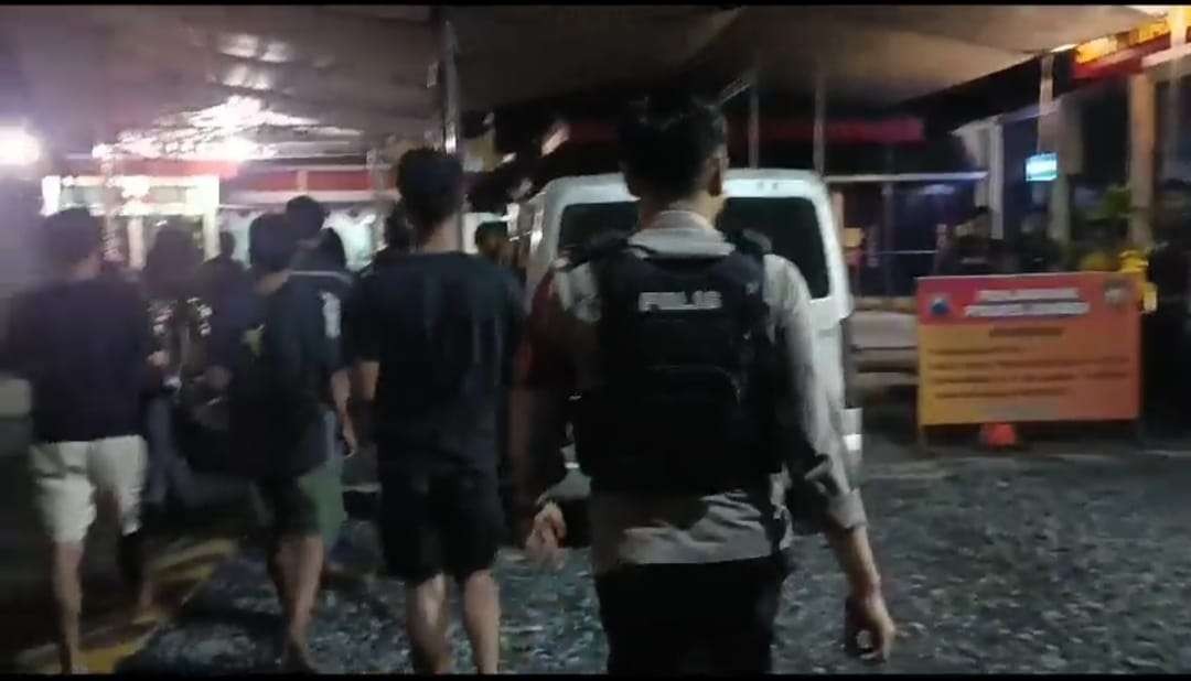 Polisi menggiring beberapa pemuda diduga terlibat perusakan rumah di Tanggul, Jember, Jawa Timur. (Foto: Tangkap layar video)