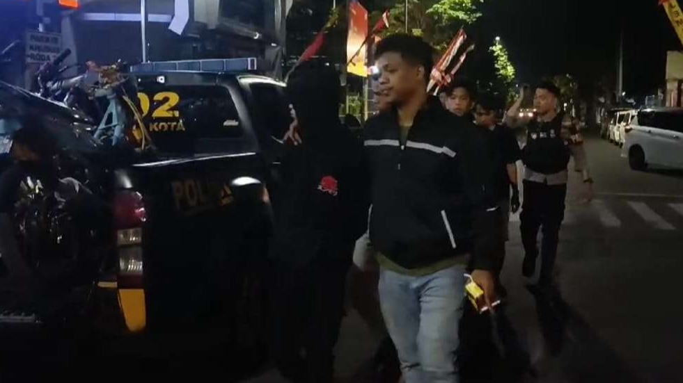 Polisi mengamankan pemuda diduga terlibat perusakan rumah di Kecamatan Tanggul. (Foto: Tangkap layar video)