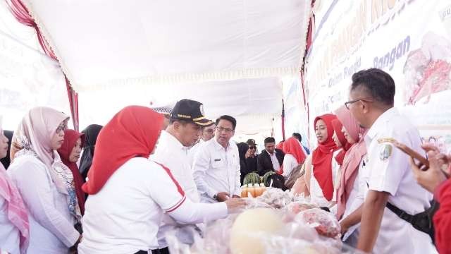 Sekretaris Daerah Kabupaten Sampang H. Yuliadi Setiyawan saat meninjau stand bazar gerakan pangan murah. (Foto : Diskominfo Sampang)