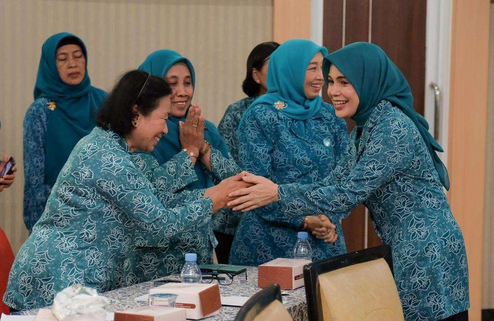 Siti Atikoh berpamitan dengan Tim Penggerak PKK Jawa Tengah. (Foto: Humas Pemprov Jateng)