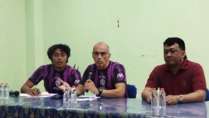 Pelatih Baru Arema FC, Fernando Valente (tengah) saat diperkenalkan manajemen di Stadion Gajayana, Malang (Foto: Lalu Theo/Ngopibareng.id)