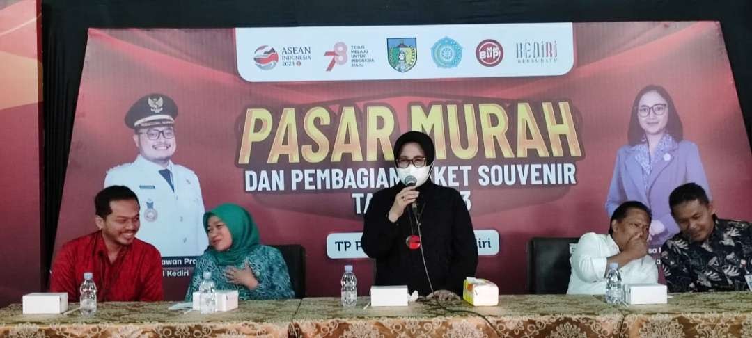 Ketua Komisi E DPRD Provinsi Jawa Timur Wara Sundari Renny Pramana menghadiri kegiatan pasar murah serta pembagian paket sembako. (Foto: Fendi Lesmana/ngopibareng.id)