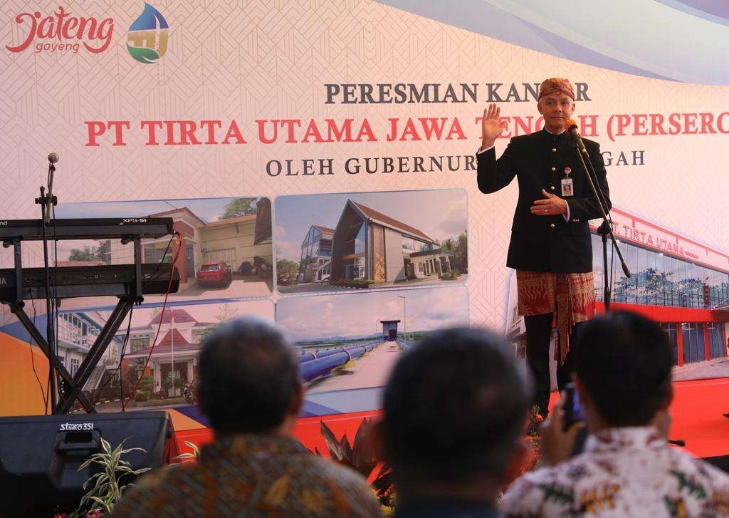 Ganjar meresmikan Kantor PT Tirta Utama Jawa Tengah (Perseroda) di Banyumanik, Kota Semarang, Kamis 24 Agustus 2023. (Foto: Humas Pemprov Jateng)