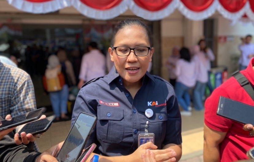 VP Corporate Secretary KAI Commuter, Anne Purba saat berada di Stasiun Malang, Jawa Timur. (Foto: Lalu Theo/Ngopibareng.id)