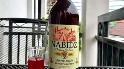 Produk red wine merek Nabidz yang cantumkan label halal di botol. (Foto: Twitter)