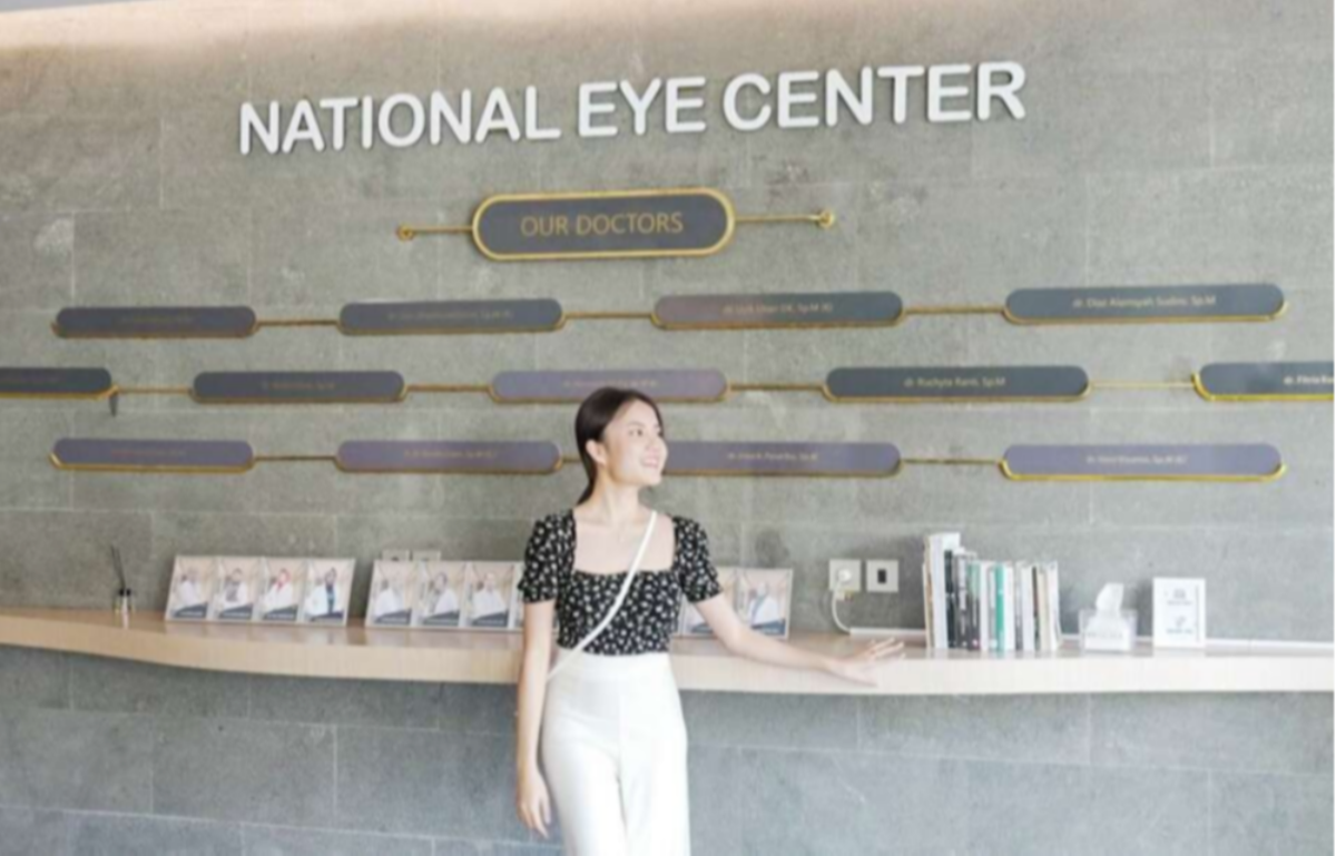Pengunjung saat berfoto di front office National Eye Center Surabaya. (Foto: National Eye Center)