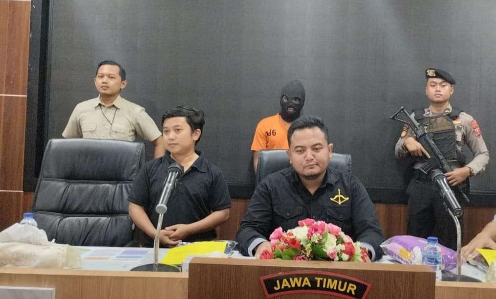 Kasatreskrim Polres Jember AKP Dika Hadiyan Widya Wiratama saat memaparkan kasus pencabulan yang dilakukan tersangka (Foto: Rusdi/Ngopibareng.id)