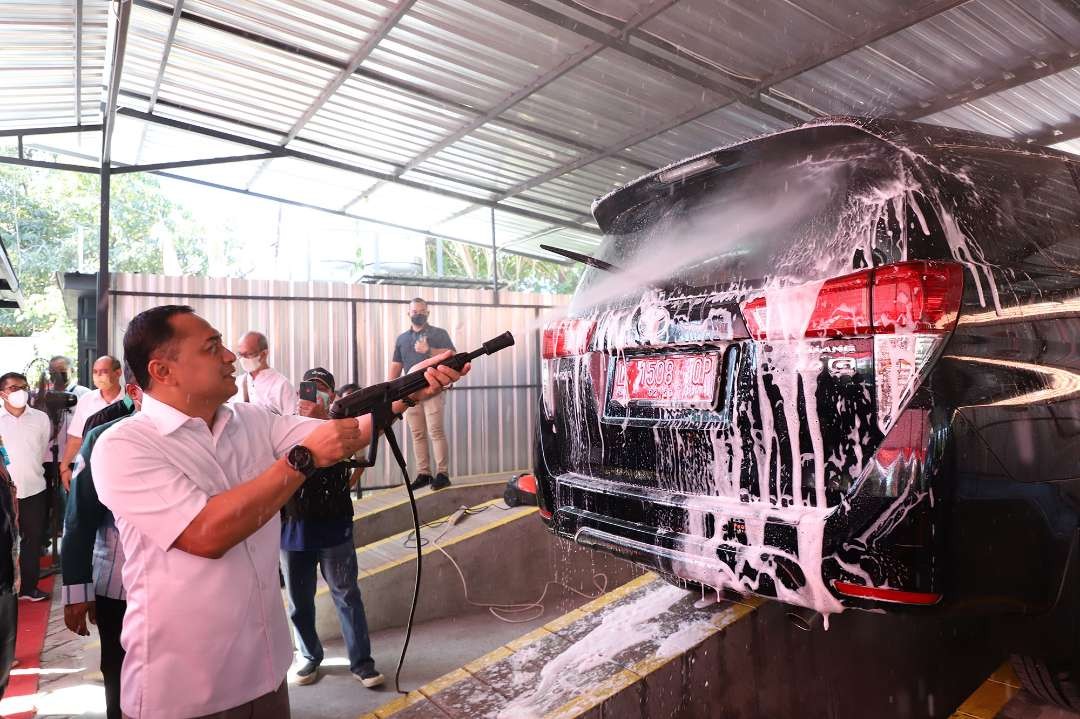 Tempat cuci mobil di Manyar Surabaya yang merupakan manifestasi dari rumah padat karya.