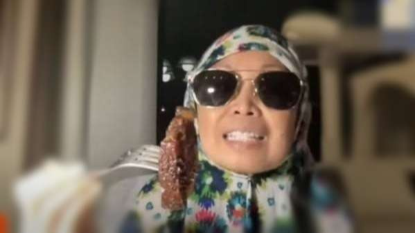 Dewi Bulan bikin konten tiru Lina Mukherjee makan babi sambil mengucapkan Bismillah. (Foto: Instagram)