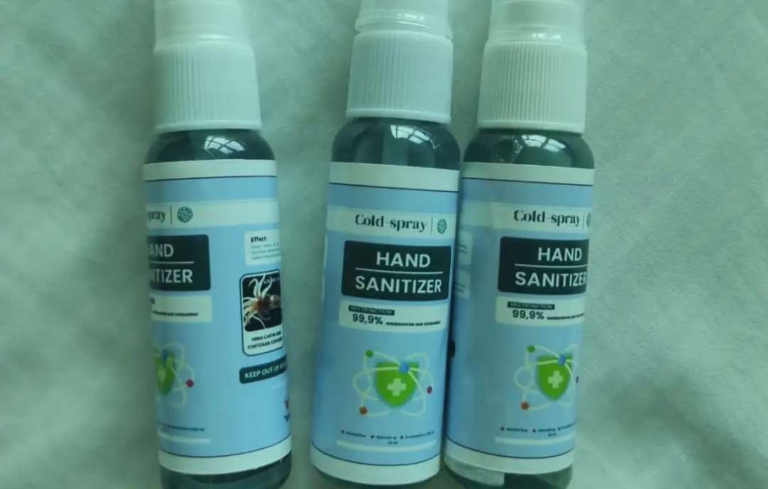 Hand Sanitizer dari limbah cumi yang dibuat oleh mahasiswa Unair. (Foto: Dok. Unair)