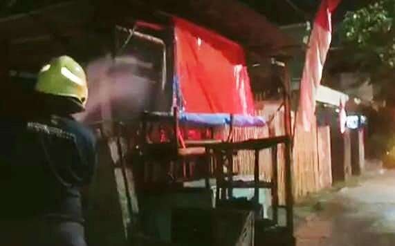 Anggota Damkar Satpol PP Bondowoso memadamkan api membakar warung kopi di Kelurahan Badean, Kecamatan Bondowoso, Jumat 25 Agustus 2023 dini.(Foto: Damkar Satpol PP Bondowoso)