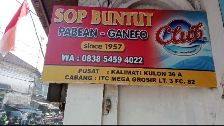 Sop buntut  Paben Ganefo yang legendaris, lokasinya nyelimpit di gang tapi tetap dicari (Foto: Asmanu Sudharso/Ngopibareng.id)